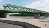 19.5.2016- Bratislava- pod Starým mostom bolo možno už niekoľko dní prejsť sa peši po nábreží ©Juraj Földes