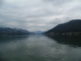 Pohled z lodi Lugano společnosti SNL na jezero Lago di Lugano od vesnice Brusimpiano směrem k jihovýchodu- v pozadí horské vrcholy Monte San Giorgio a Monte Generosso, 28.6.2014 © Jan Přikry