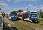Křižování osobních vlaků v Telči, vlevo 841.010, vpravo 841.006; 7.8.2016 © Pavel Stejskal