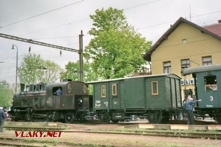 Vlak na Brezovú počas zbrojenia vodou v Smoleniciach... 02.05.1998 © Marko Engler