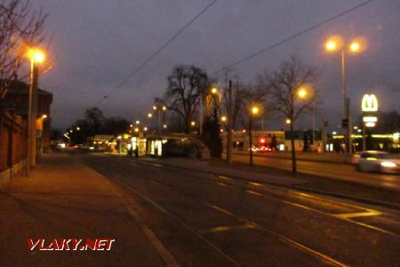 28.12.2016 - Graz: z linky 50 vystoupíte na koleje, ale nic po nich nejezdí, na tramvaj musíte přes silnici napravo © Dominik Havel