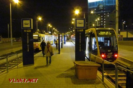 30.12.2016 - Budapešť: konečná linky 1 na Bécsi út - devítičlánková CAF a třívozový vlak tramvají T5C5 © Dominik Havel