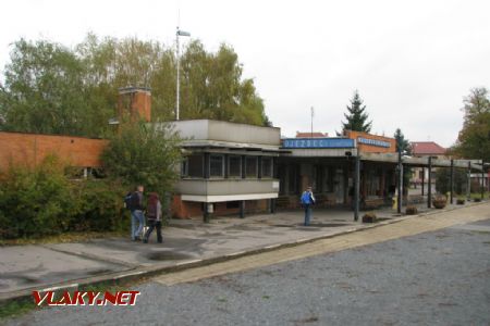 28.10.2009 - Újezdec u Luhačovic: stanice ale tehdy vypadala úplně jinak (foto z Ex 527) © PhDr. Zbyněk Zlinský