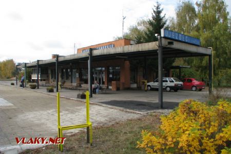 28.10.2009 - Újezdec u Luhačovic: kam zmizela někdejší výpravní budova? © PhDr. Zbyněk Zlinský
