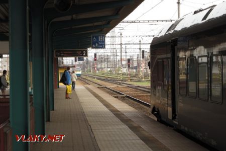 12.4.2017 - Pardubice hl. n.: komerce zuří a navzájem se brzdí - pendolino čeká na odjezd vlaku Leo Express © Dominik Havel