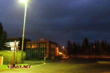 13.4.2017 - Aš: autobusovou zastávku osvětluje jen nádražní lampa © Dominik Havel
