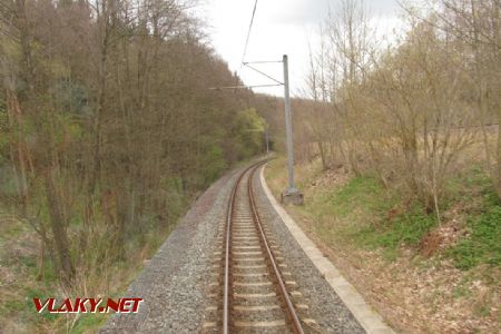 13.4.2017 - úsek Waltershausen - Friedrichroda: souběh s železniční tratí (na náspu vpravo) © Dominik Havel
