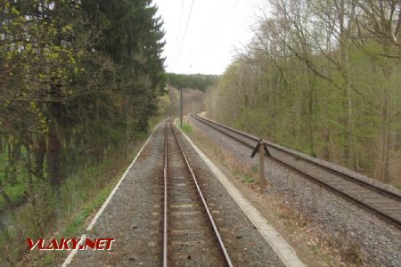 13.4.2017 - úsek Waltershausen - Friedrichroda: souběh s železniční tratí © Dominik Havel