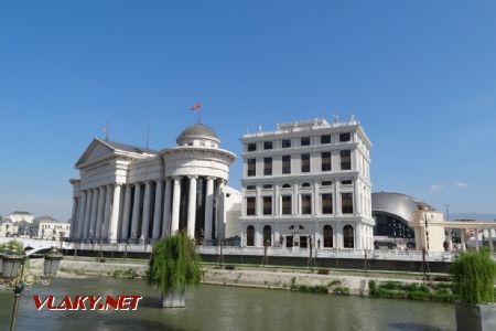 Skopje, Ústavní soud s Archeologickým muzeem a Agentura pro elektronické komunikace, 13.4.2017 © Jiří Mazal