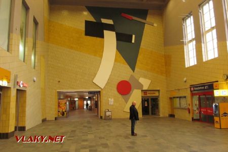 14.4.2017 - Dessau: nádraží s šikmými obklady © Dominik Havel