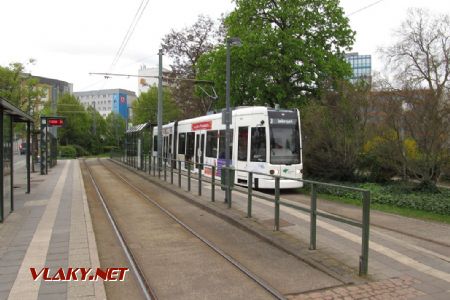14.4.2017 - Dessau: tramvaj NGT6DE Flexity Classic před nádražím © Dominik Havel