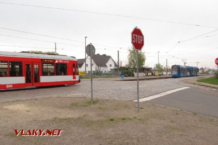 15.4.2017 - Leuna: Leunaweg, organizovaný přestup z Halle na (modrou) tramvaj do Merseburg Süd © Dominik Havel