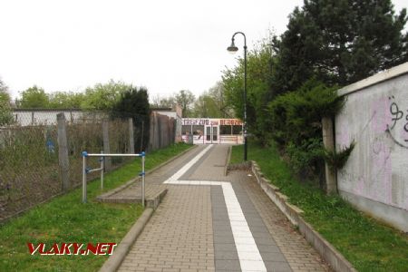 15.4.2017 - Bad Dürrenberg: podivný tvar chodníku mezi vlakovou a tramvajovou zastávkou © Dominik Havel