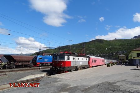 Narvik, lokomotivy ř. Rc6 s vlakem ze Stockholmu ř. IORE do vnitrozemí, červenec 2017 © Jiří Mazal