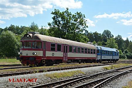 7.8.2017 - Hostinné: 80-29 204-2 na čele vlaku Sp 1806 z Trutnova do Kolína © Ondrej Krajňák