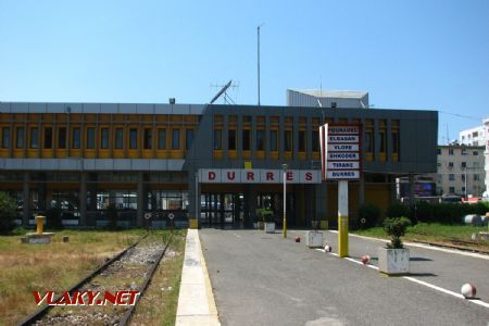 Pohľad na budovu stanice od nástupišťa, 7.8.2017, Durrës © Marek L.Guspan 
