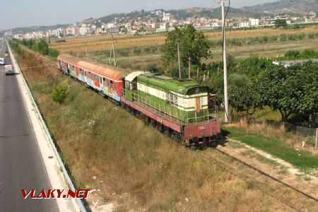 Vlak do Elbasanu medzi stanicami Golem a Kavajë, 7.8.2017 © Marek L.Guspan 