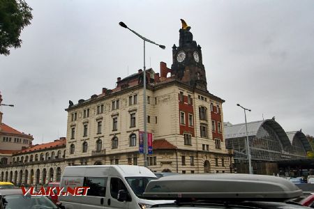 3.10.2017 - Praha hl.n.: historická Fantova budova a opravené zastřešení dopravní haly © Jiří Řechka