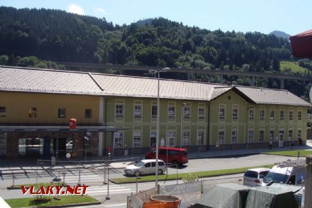 21.07.2017 – Bischofshofen: Budova železničnej stanice. V pozadí vidieť vysoký viadukt dialničného privádzača z diaľnice A10 Salzburg - Villach © Martin Kóňa