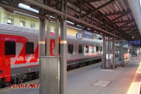 21.07.2017 – REX: V železničnej stanici Bischofshofen stretávame dlhú súpravu medzištátneho vlaku Moskva - Nice Ville © Martin Kóňa