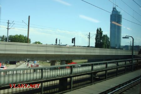 02.08.2017 – R 27663: Blížime sa k prestupnej stanici Wien Handelskai. Po ľavej strane vidieť trať metra linky U 2 © Martin Kóňa