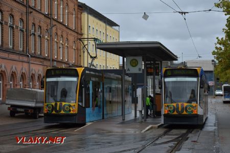 Nordhausen, tramvaje Combino Duo 201 a 203 na tramvajové zastávce; 5.10.2017 © Pavel Stejskal