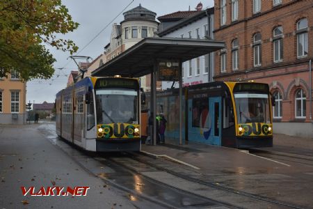 Nordhausen, tramvaje Combino Duo 203 a 201 na tramvajové zastávce; 5.10.2017 © Pavel Stejskal