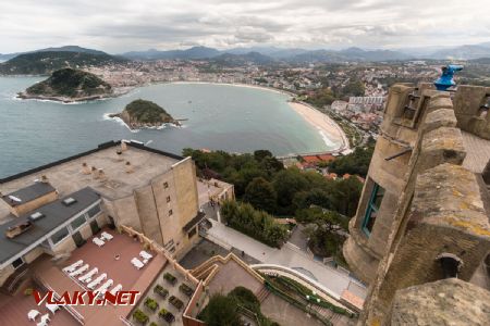 2017 – San Sebastián: pohľad z veže do zátoky, u dolného okraja oblúk tobogánovej trate © Tomáš Votava