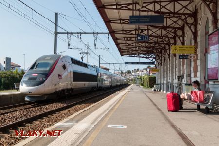 2017 – Saint-Jean-de-Luz: TGV do Hendaye vychádza zo stanice SNCF © Tomáš Votava