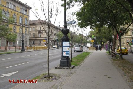 Budapešť: historizující autobusový označník na zastávce Vörösmarty utca směrem do centra, 30.09.2017 © Dominik Havel