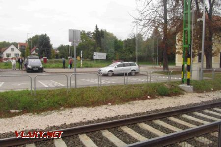 Parkoviště P+R a autobusová zastávka u železniční stanice Solymár na trati z Budapešti do Esztergomu, 30.09.2017 © Dominik Havel