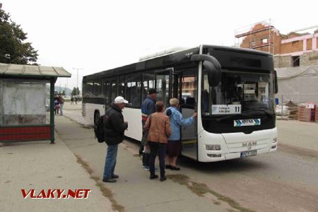 Esztergom: autobus typu MAN ELxx3 Lion`s City LE z roku 2011 odbavuje cestující na výchozí zastávce linky 11 u nádraží, 30.09.2017 © Dominik Havel