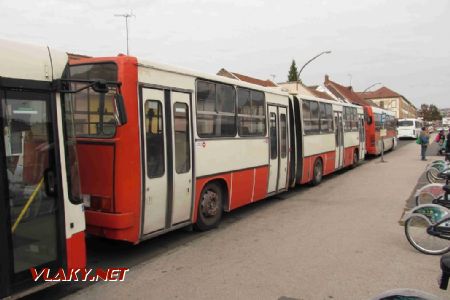 Esztergom: jeden z nejstarších provozovaných Ikarusů 280.06 v Maďarsku z roku 1980 stojí odstavený na autobusovém nádraží, 30.09.2017 © Dominik Havel