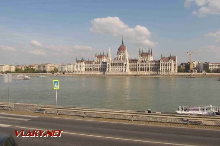 Budapešť: vznosná budova parlamentu na protilehlé straně Dunaje od tramvajové zastávky Batthyány tér, 30.09.2017 © Dominik Havel