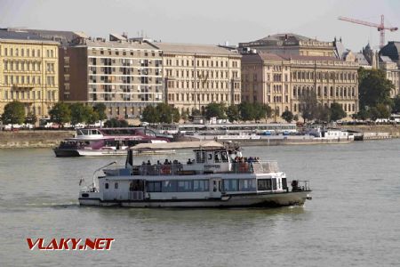 Budapešť: loď linky D12 připlouvá do přístaviště Batthyány tér na pravidelné lince MHD, 30.09.2017 © Dominik Havel