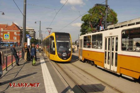 Budapešť: setkání tramvají CAF Urbos 3 a ČKD T5C5 v zastávce Batthyány tér, 30.09.2017 © Dominik Havel