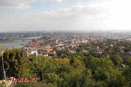 Budapešť: pohled z Citadelly na čtvrť Lágymányos jižně od centra, 30.09.2017 © Dominik Havel