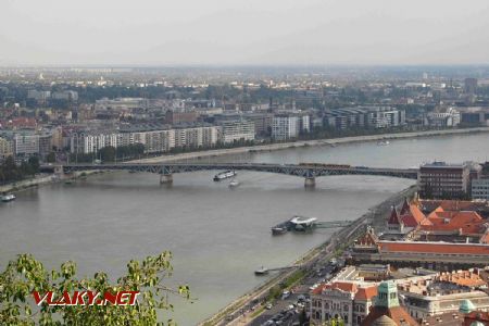 Budapešť: pohled z Citadelly na Dunaj jižně od centra s dominantou mostu Petőfi híd, 30.09.2017 © Dominik Havel
