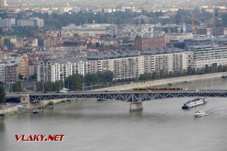 Budapešť: po mostě Petőfi híd jede tramvaj typu Combino od Siemense na dvoulince 4/6 směrem do Pešti, 30.09.2017 © Dominik Havel