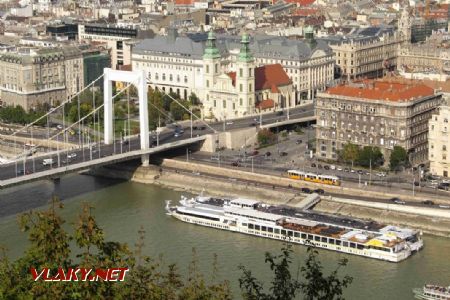 Budapešť: tramvaj typu Ganz KCSV7 stojí na lince 2 v zastávce Március 15. tér u mostu Erzsébet híd, 30.09.2017 © Dominik Havel