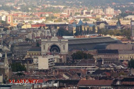 Budapešť: s patřičným zoomem se dá od Citadelly dobře zobrazit i hala nádraží Keleti, 30.09.2017 © Dominik Havel