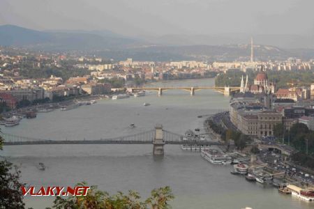 Budapešť: detailní pohled na řetězový most a na Margit híd z vrcholu Gellért hegy, 30.09.2017 © Dominik Havel