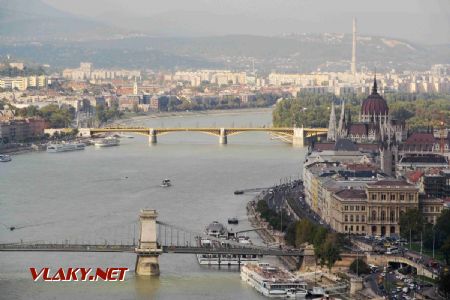 Budapešť: detailní pohled na řetězový most a na Margit híd s jedoucí tramvají Combino z vrcholu Gellért hegy, 30.09.2017 © Dominik Havel