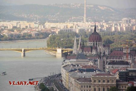 Budapešť: po mostě Margit híd jede tramvaj typu Combino od Siemense na dvoulince 4/6 směrem do Budy, 30.09.2017 © Dominik Havel