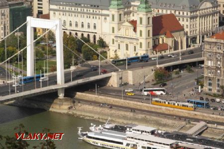 Budapešť: tramvaj typu Ganz KCSV7 stojí na lince 2 v zastávce Március 15. tér u mostu Erzsébet híd, 30.09.2017 © Dominik Havel