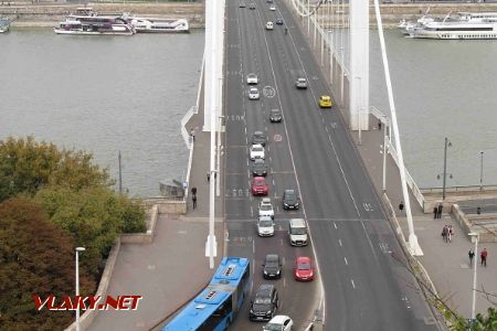 Budapešť: celkový pohled na most Erszébet híd, v jehož středu původně jezdila tramvaj; v popředí MB Connecto na lince 133E, 30.09.2017 © Dominik Havel