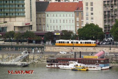 Budapešť: tramvaj typu Ganz KCSV7 jede na lince 2 po viaduktu Pesti alsó rakpart, 30.09.2017 © Dominik Havel