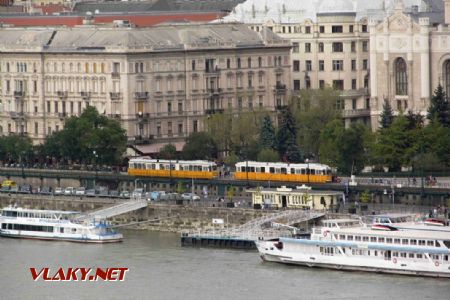 Budapešť: setkání tramvají typu Ganz KCSV7 na lince 2 v zastávce Vigadó tér, 30.09.2017 © Dominik Havel