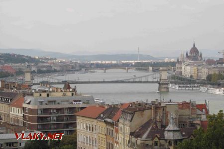 Budapešť: detailní pohled na řetězový most a na Margit híd od sochy sv. Gellérta, 30.09.2017 © Dominik Havel