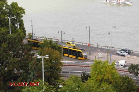 Budapešť: po nábřeží Friedrich Born rakpart jede pětičlánková tramvaj CAF Urbos 3 na lince 19, 30.09.2017 © Dominik Havel